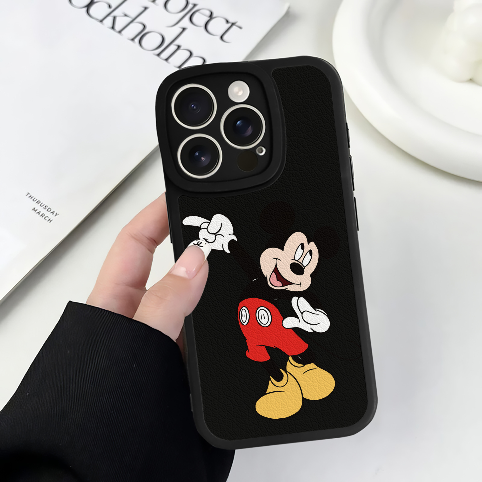 （画像用） ミッキーマウス Mickey Mouse 【iPhone 16シリーズ対応】シリコンスマホケース（レザー調） 材質：シリコン